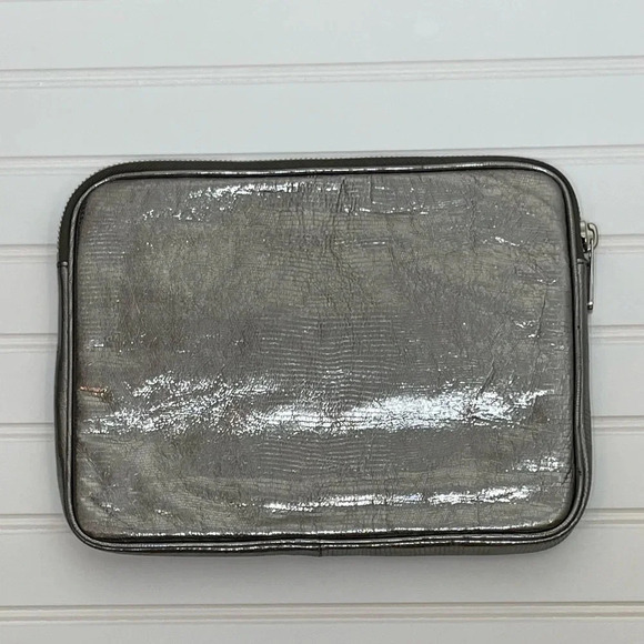 MICHAEL KORS Metallic Embossed-Leather Tablet Color Nickel - Picture 2 of 10